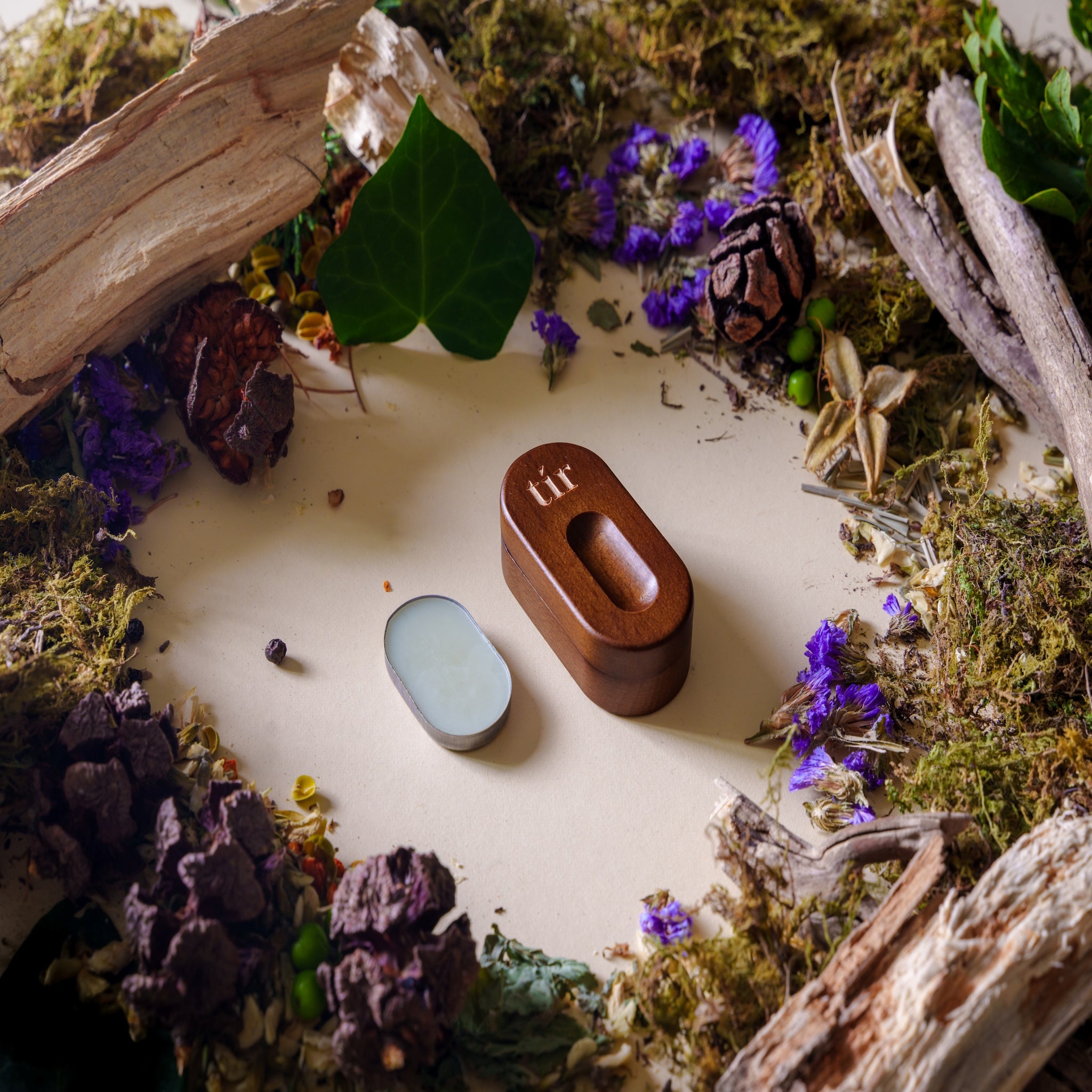 The Introductory Set - Wood & Wild  (1 wooden case + 1 fragrance refill pod)